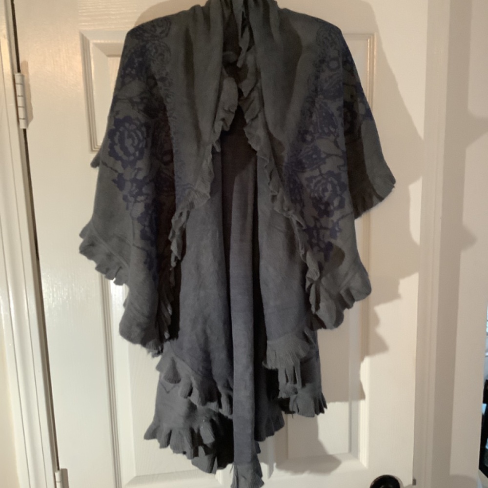 Cape - Picture 2 of 2